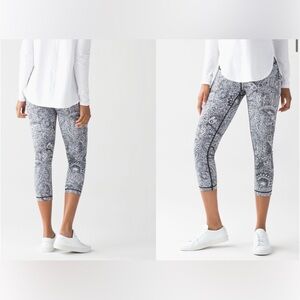 Lululemon Wunder Under High Rise 21” Inseam Antique Paisley White Black Size 6
